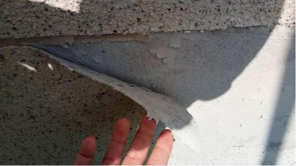 一場大雨后，真石漆翹邊、大片脫落怎么辦？易高好膩?zhàn)痈嬖V您