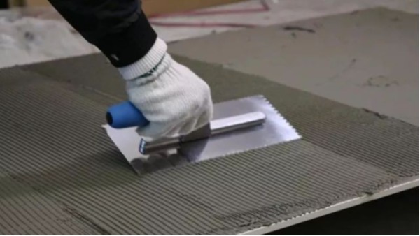 昆明瓷磚膠廠家告訴您的，柔性巖板瓷磚膠鋪貼的正確施工方法，你get到了嗎